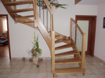 Tovačov, samonosné dřevěné schodiště - dub